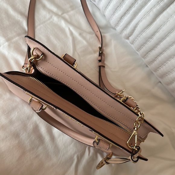 Michael kors cross body like brand new - Picture 9 of 16